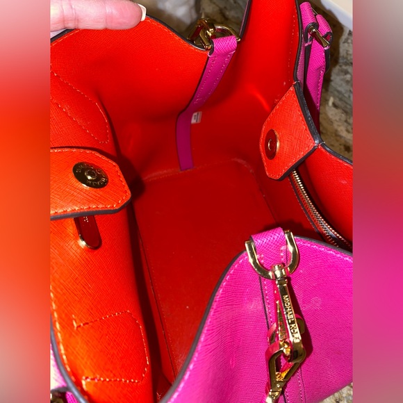 MICHAEL KORS DESIGNER HANDBAG WITH MATCHING POMPOM BALL - Picture 5 of 5